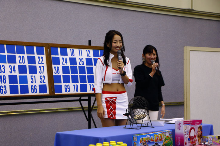 子供たちのお楽しみイベントである「ちびっこビンゴ大会」のビンゴガールは、オーテックレースクイーンの菅野麻友さん。おもちゃが賞品だけに、子供たちは菅野さんが読み上げる数字に一喜一憂しながらビンゴゲームを楽しんだ。