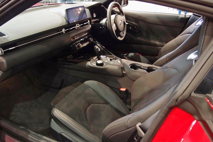 インテリアは、水平基調のインストゥルメントパネルが特徴。「高速走行時の見晴らし性や車両の姿勢変化のつかみやすさを考慮してのデザイン」とアピールされる。