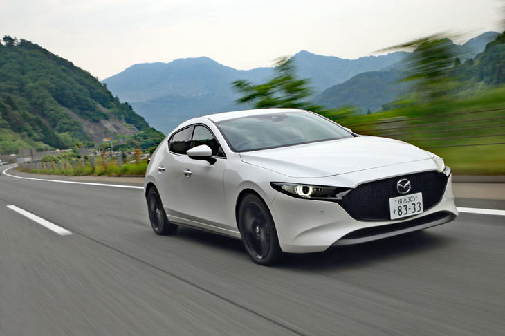 「スカイアクティブX」搭載車の燃費はFFのAT仕様で17.2km/リッター（WLTCモード）。既存の2リッターガソリン車より11％ほど優れているものの、使用燃料はハイオク指定となる。