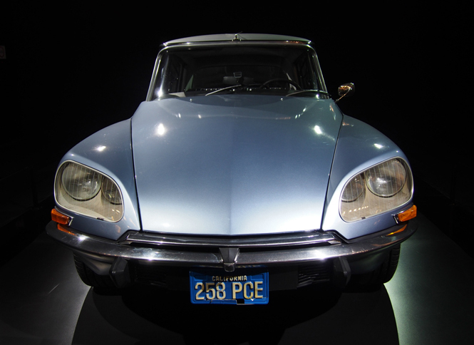 初代「シトロエンDS」は、イタリアで「サメ」と呼ばれていた。これは、テレビ番組『ザ・メンタリスト』の劇中車。