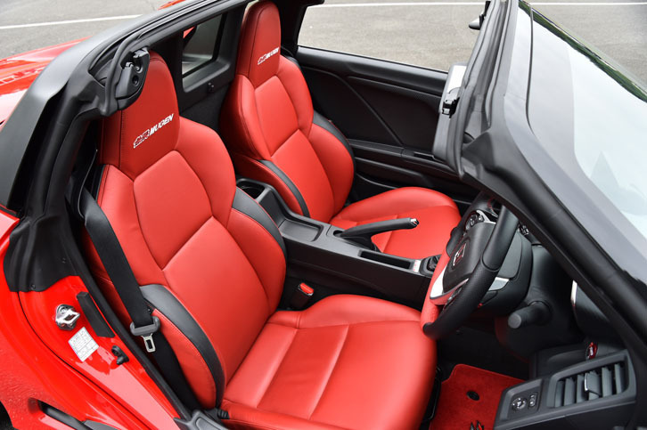 「S660 MUGEN RA」のインテリア。赤い本革シート（一部合成皮革）が目を引く。