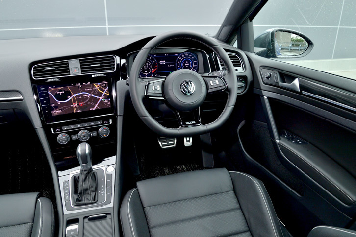 人間工学に基いて設計されたシンプルなインテリアはそのままに、アナログ型のメーターをデジタル表示とするなどのデジタルアップデートが施されている。