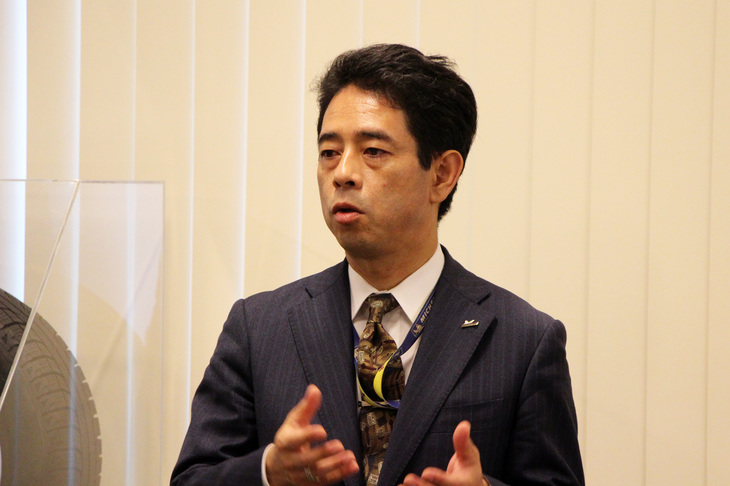 ミシュラン太田サイトの役割について説明する、日本ミシュランタイヤ取締役副社長兼研究開発本部長の東中一之氏。