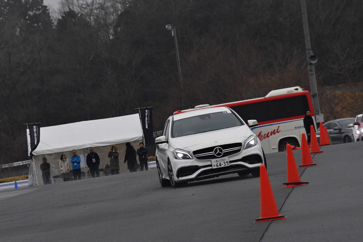 オートクロスにて、スタート直後のパイロンスラロームに進入する「AMG A45 4MATIC」。ここでトップのタイムを記録した参加者は、閉会式で表彰されていた。うらやましい……。