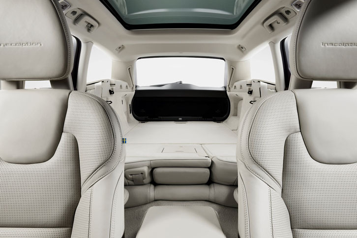 「V90」のラゲッジスペースを車両の前方から見る。荷室容量は560～1526リッター。