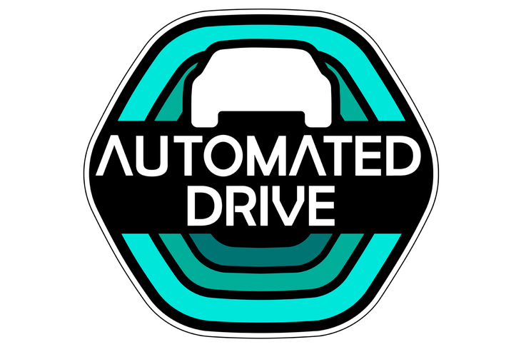 自動運転車の車体後部へ貼ることが要請されているステッカー。自動運転技術の開発の進行に伴い、国土交通省は法改正をはじめとした環境整備を推進。これまで1～5のレベルで呼ばれていた自動運転車の区分についても、レベル3のものを「条件付自動運転車（限定領域）」、レベル4のものを「自動運転車（限定領域）」、レベル5のものを「完全自動運転車」とする、呼称の改定を発表した（2020年12月11日）。