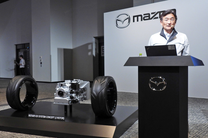 ロータリーエンジンの特徴について説明する、マツダの廣瀬一郎専務兼CTO。