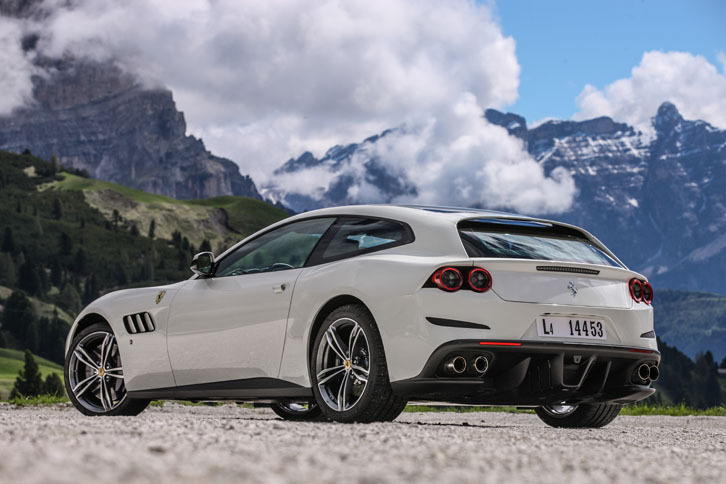 外観ではルーフの形状が変更されたほか、サイドウィンドウのグラフィックも手直しされ、「FF」よりシャープさが増している。