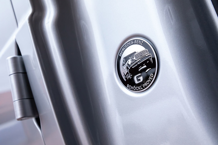 フロントドアを開けると、Bピラーに隠されていたエンブレムが顔を出す。そこには「SCHÖCKL PROVED」との文字が入っている。シェークルとは「Gクラス」が生産されるグラーツ工場の近くに位置する山の名称。その山岳地帯で行われた、厳しいオフロードテストに合格したことを意味するものだという。