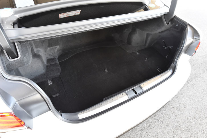 ハイブリッド車のトランクルーム（容量430リッター）は、ガソリンエンジン車よりも50リッター少ないものの、9.5インチのゴルフバッグは4個収納できる。