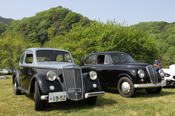 1952年「ランチア・アルデア」（写真左）と1953年「ランチア・アッピア」（同右）。Bピラーのない観音開きドアを備えたボディーにV4エンジンを積んだ、上質な小型ベルリーナ。年式は1年違いだが、戦前生まれのアルデアの最終型と、その後継モデルとなるアッピアの最初期型が並んでいるのだ。