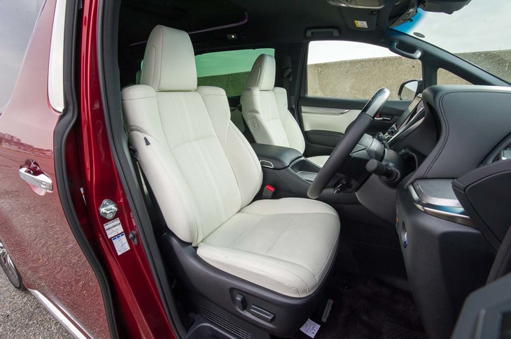 「エグゼクティブS」では、プレミアムナッパレザーのシート表皮が標準装備となる。