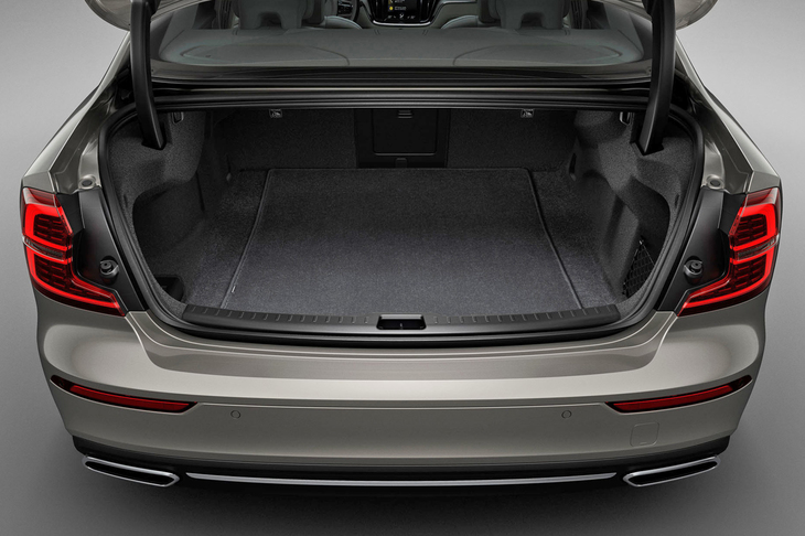 トランクルームの容量は、床下の予備スペースを含め442リッター。開口部の広さもセリングポイントとなっている。