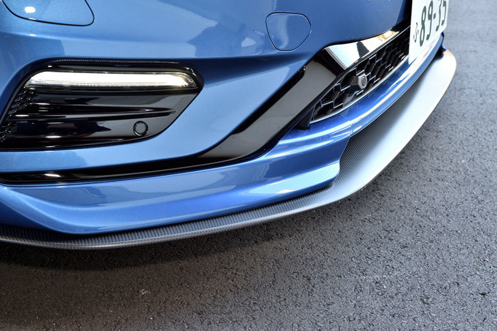 2018年モデルの「S60／V60ポールスター」にはカーボンファイバーパーツが多用されている。写真は今回新たに採用されたカーボン製の「フロントエアスプリッター」。