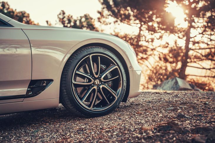 タイヤサイズは前：265/40ZR21、後ろ：305/35ZR21が標準だが、テスト車にはリム径、幅ともにひとまわり大きな、22インチサイズのタイヤおよびホイールが装着されていた。