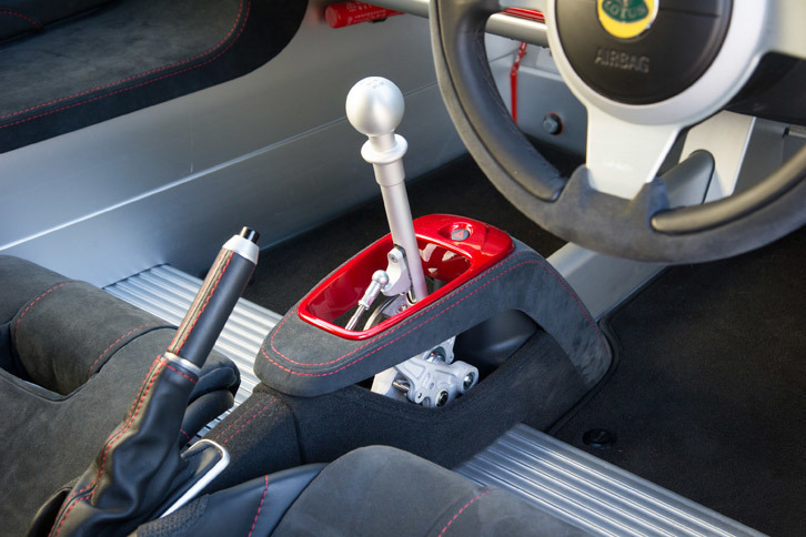 「エキシージ」の他のモデルと同様、トランスミッションには6段MTとトルコン式6段ATが用意されている。