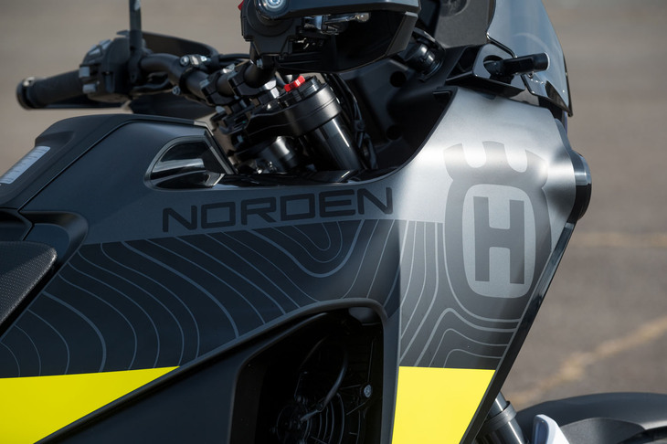 カウルを飾る巨大なロゴに注目。ハスクバーナはマスケット銃の製造工場を出自とするスウェーデンのバイクメーカーで、現在はオーストリアのKTM傘下となっている。