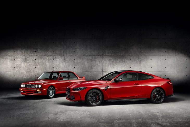 KITHを主宰するロニー・ファイグ氏の愛車であるE30型「BMW M3」（写真左）と、ニューヨークのKITHポップアップストアでのコラボ発表イベントのために用意されたシナバレッドの「M4コンペティション」ワンオフモデル。