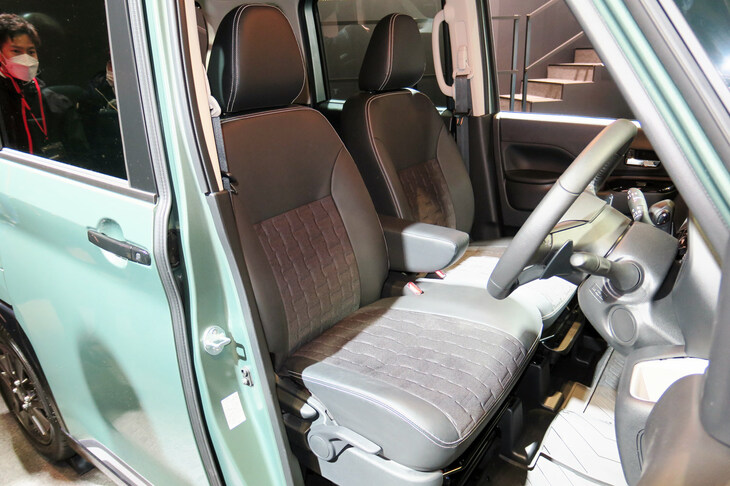 シート表皮には、ダウンジャケットなどをモチーフにしたという、はっ水加工が施された3Dパターンの表皮を採用している。