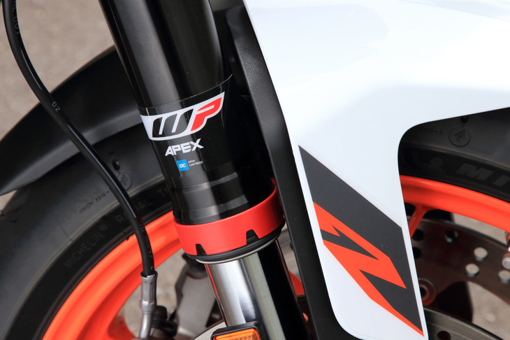 サスペンションは前後ともにWP製で、いずれも減衰力などの調整が可能。走行シーンに応じて、最適なセットアップが可能だ。