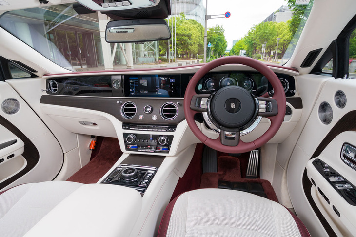 他のロールス・ロイス車と同様、内外装の仕様は細かくオーダーが可能。試乗車は車体色が「モルガナイト＆ガンメタル」のツートンとなっており、内装は「グレースホワイト」「アーデントレッド」「ピオニーピンク」の3色で構成。インストゥルメントパネル等にはチューダーオークのベニヤが用いられていた。