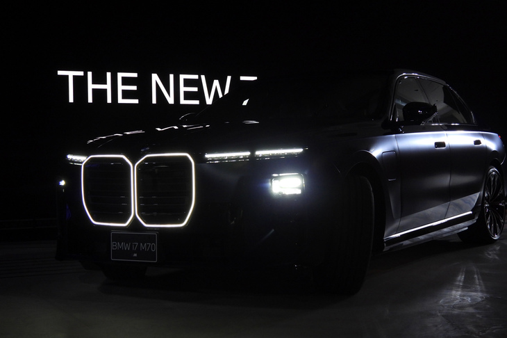 BMW i7 M70 xDrive（ヘッドランプ＆グリルイルミネーション）