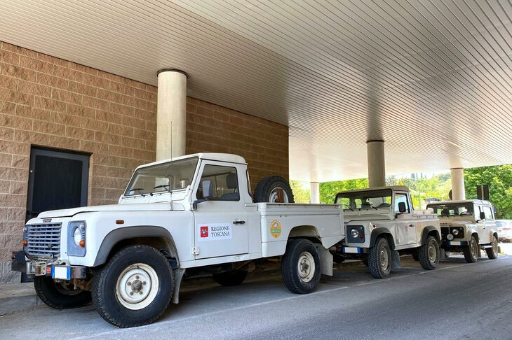 トスカーナ州が使用している「ランドローバー・ディフェンダー」。2022年、シエナで撮影。