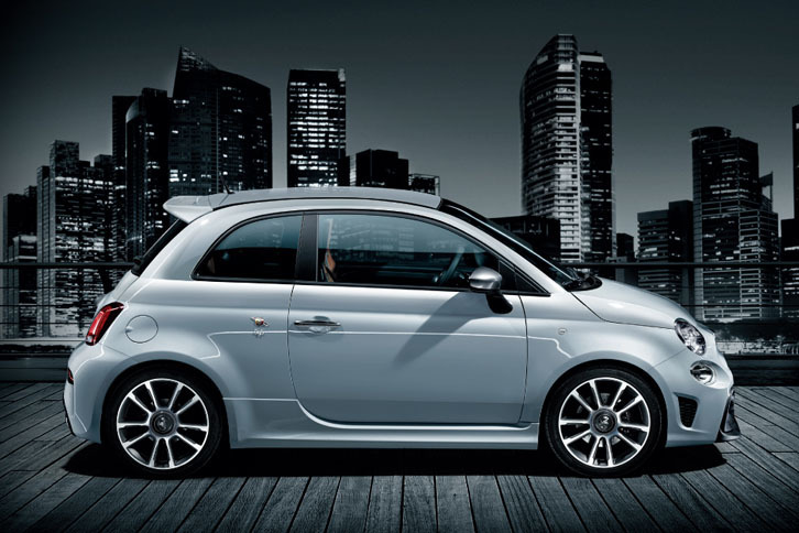 「アバルト595ツーリズモ」