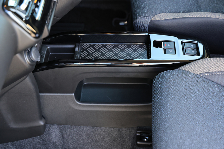 センターコンソールははやりのブリッジタイプ。上部のトレーの縞鋼板のような模様はアクセサリーの滑り止めマット。