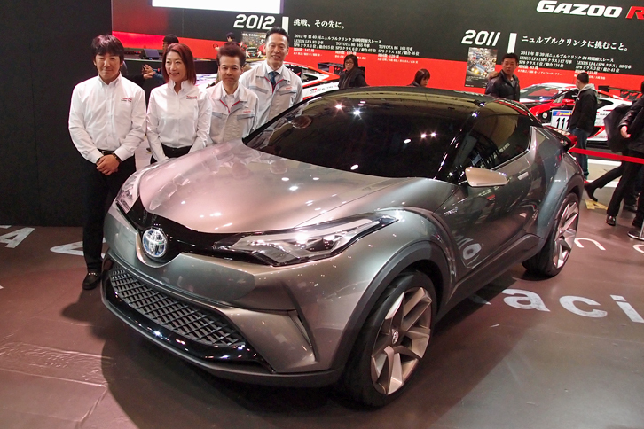 2016年のニュル24時間参戦マシン「トヨタC-HRレーシング」のベースとなる、ハイブリッド車「C-HR」。目下開発の最終段階にあり、市販車両は同年3月のジュネーブモーターショーで披露される予定。