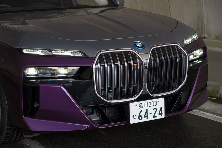 巨大なキドニーグリルがにらみを利かせる。ただでさえ押しが強いのに、夜道では周囲が光ってアピールする。