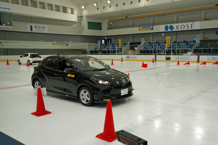 テストは新旧「ウインターマックス」を履いた「トヨタ・ヤリス」で実施した。