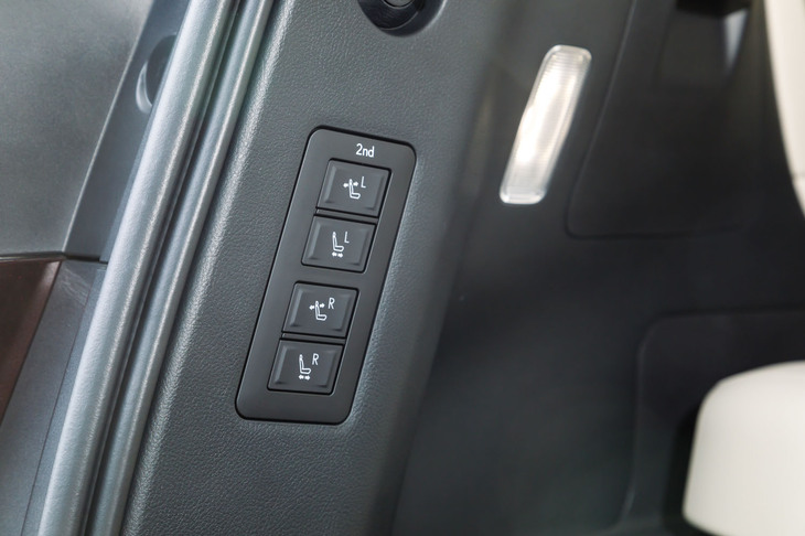 ラゲッジスペースの壁面には2列目シートのリクライニングとスライド調整ができるスイッチが備わっている。