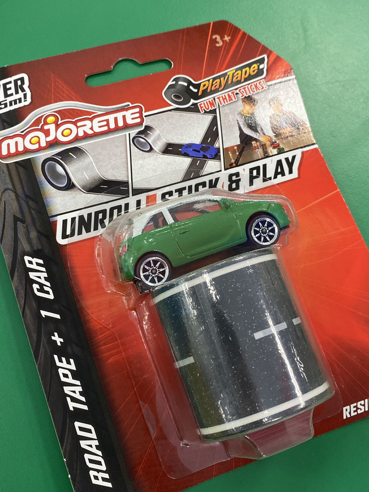 マジョレットの「アンロール・スティック＆プレイ」。一緒に詰められたミニカーは「オペル・アダム」だ。