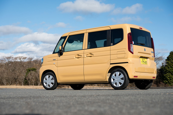 ボディーサイドにはコンテナをイメージしたプレスラインが設けられている。リアピラーがボディー同色になったのは「スペーシア」としては初めてとのこと。