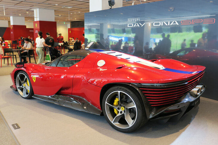 「Icona Lounge」に展示された「フェラーリ・デイトナSP3」。「フェラーリ・レーシング・デイズ2023」では、全部で4つものラウンジが設けられ、また特設のレストランも開設されていた。すべてを見て回ったら、ほかにも展示車両があったかもしれないと思うと残念である。次回はぜひ、展示車両の制覇を目指したい。