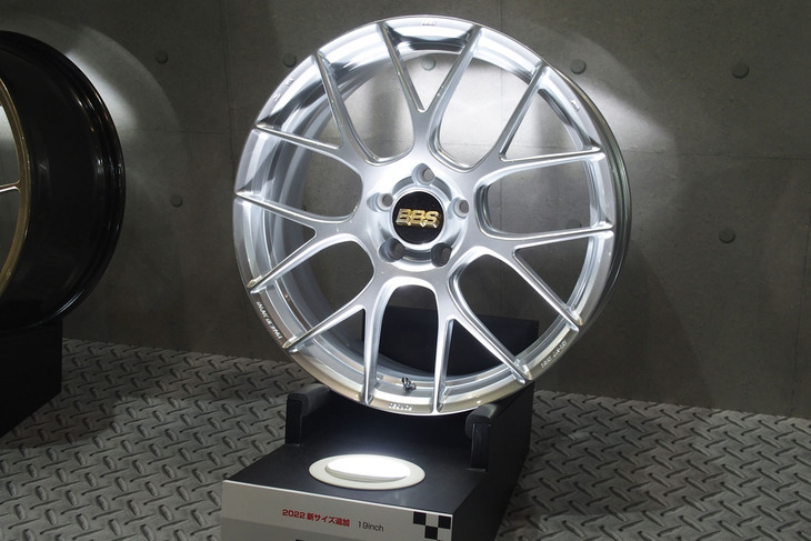 19インチサイズが追加された「RE-V7」。