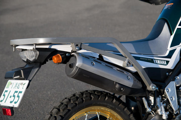 現行型は、O2フィードバック制御のフューエルインジェクションや、蒸発ガソリンの外気への排出を低減するキャニスターの採用などにより、環境性能の向上が図られている。