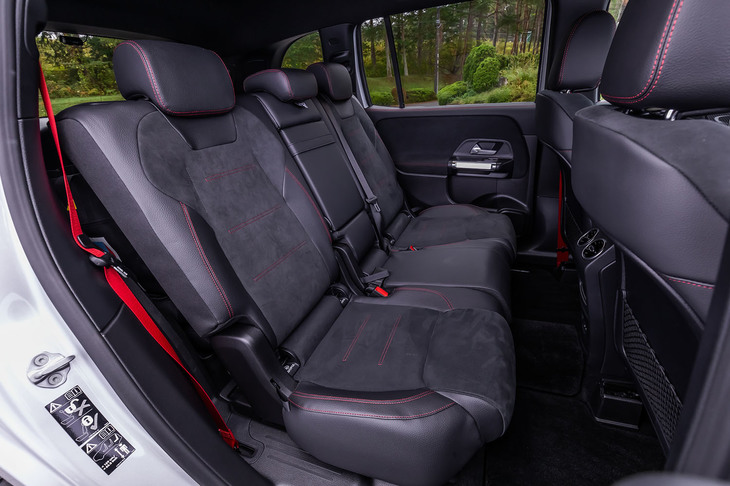 2列目シートには、調整幅が140mmのスライド機構と、背もたれの角度を8段階で調整できる40：20：40の3分割式リクライニング機構が備わる。