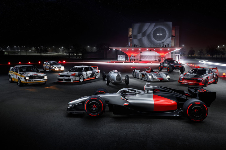 アウディの歴史的なレーシングマシンのなかに置かれた「アウディR26コンセプト」（写真手前）。そのビジュアルアイデンティティーは、アウディのデザイン哲学と、4つのデザイン原則である明快さ・技術・知性・エモーションに基づいていると紹介される。