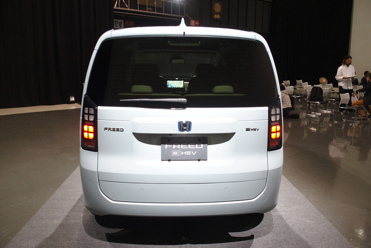ホンダ・フリードe：HEVエアーEX（リアビュー）