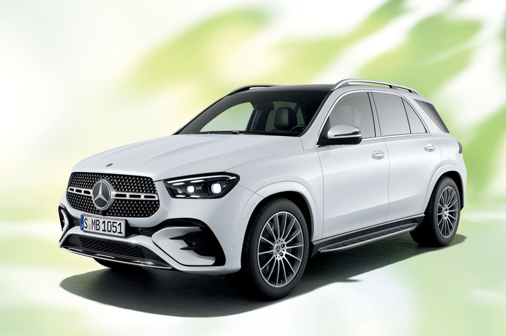 2025年6月に登場した「メルセデス・ベンツGLE450d 4MATICスポーツ コア」。装備の見直しと、従来モデルのナッパレザーシートを人工皮革の「レザーARTICOシート」に変更するなどし、価格を「GLE450d 4MATICスポーツ」の1526万円に対して1379万円に抑えている。