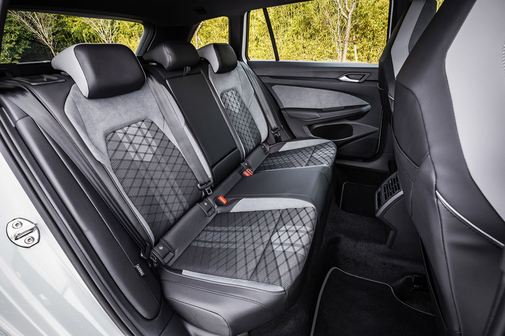 後席のシートにも前席と同じく「Rライン」グレードの専用デザインが採用されている。ハッチバックの「ゴルフ」よりも50mm長いホイールベースの恩恵で、「ゴルフヴァリアント」の後席居住空間には十分なゆとりがある。