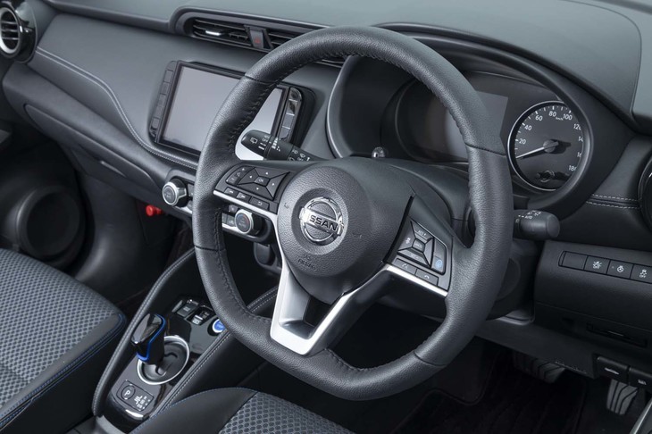 本革巻きのステアリングホイールを採用。全車標準装備となる「プロパイロット」の操作系は右スポーク上にレイアウトされる。