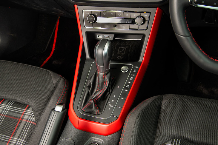 トランスミッションは7段のデュアルクラッチ式AT（DSG）のみの設定。シフトセレクターも「GTI」専用デザインのものが備わる。