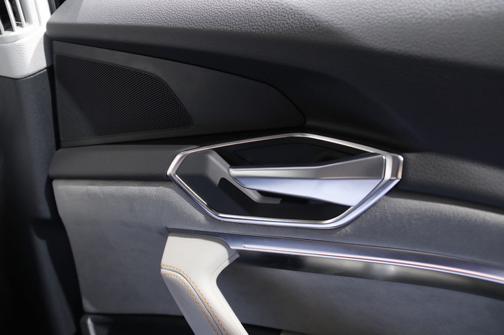 「e-tron」のドアトリム。造形と質感からは、テスラには見られぬ歴史的自動車メーカーの意地を感じる。