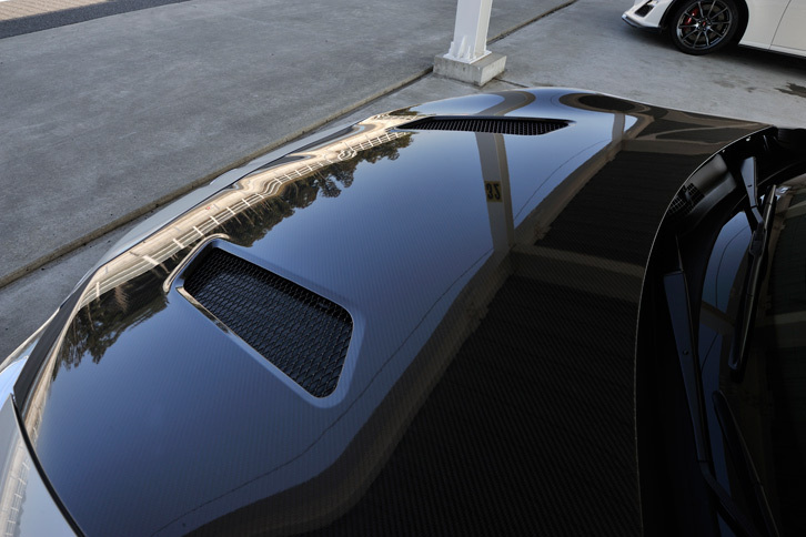 ボディーについてはボンネットフードやルーフ、トランクフードなどにCFRPを採用。軽量化が図られている。