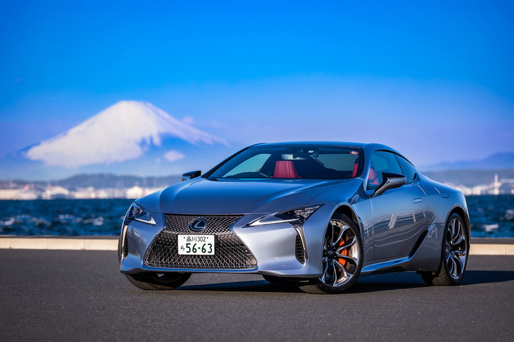 2021年9月に発表された「レクサスLC」の一部改良モデル。独創的なデザインや優れた走行性能を有する、レクサスのイメージリーダーと位置づけられている。