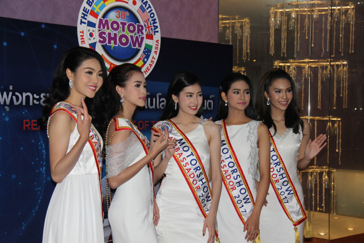 こちらは「モーターショーアンバサダー」の皆さん。全員がバンコクの女子大生なのだそうです。見た目はもちろん、教養や知識、立ち居振る舞い、性格を含めて選ばれたのだとか。「約2週間のモーターショー開催中は毎日会場でのお役目があり、高いヒールを履いてたくさん歩くから、忍耐強くないとダメ」とは、関係者の弁。どうでもいい情報（？）を加えておくと、毎日異なるドレスが用意されているそうです。