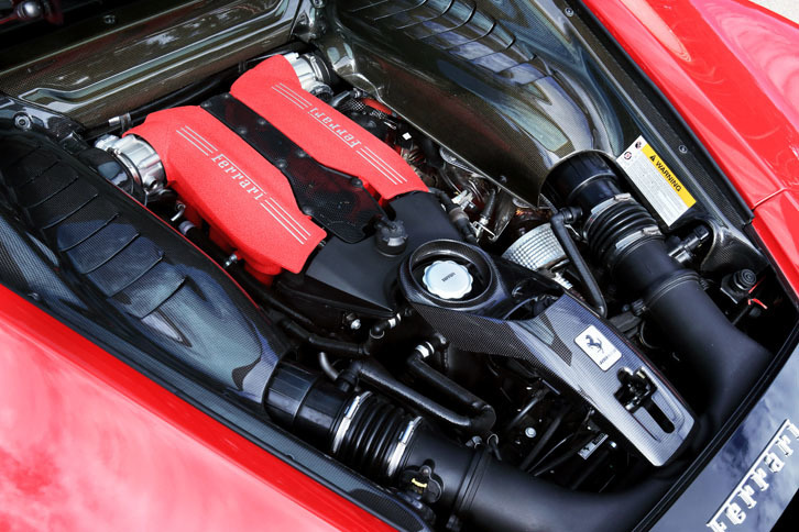 見るからに低い位置に搭載された3.9リッターV8ツインターボユニット。従来の4.5リッター自然吸気ユニットと比較して、エンジン単体の重心は5mm低められている。